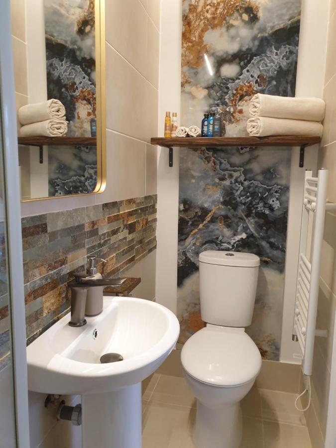 Beautiful Double En-Suite Room, Separate Entrance, Ilford, Central Line Gants Hill, Free Parking 外观 照片