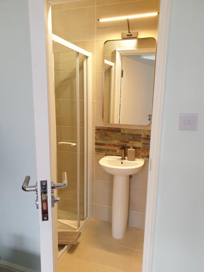 Beautiful Double En-Suite Room, Separate Entrance, Ilford, Central Line Gants Hill, Free Parking 外观 照片