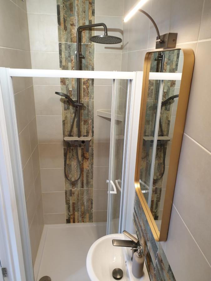 Beautiful Double En-Suite Room, Separate Entrance, Ilford, Central Line Gants Hill, Free Parking 外观 照片