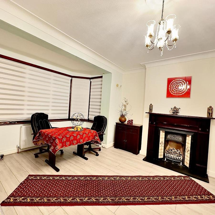 Beautiful Double En-Suite Room, Separate Entrance, Ilford, Central Line Gants Hill, Free Parking 外观 照片